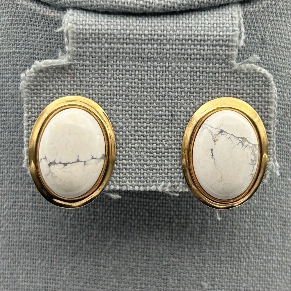 Vintage Cream White and Black Marbled Oval Round Stud Earrings Gold Tone